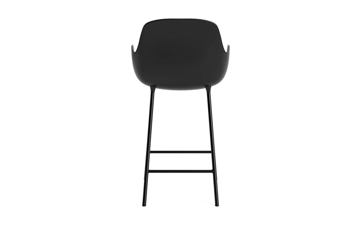 Form Barstuhl mit Armlehne in Schwarz präsentiert im Onlineshop von KAQTU Design AG. Barstuhl mit Armlehne ist von Normann Copenhagen