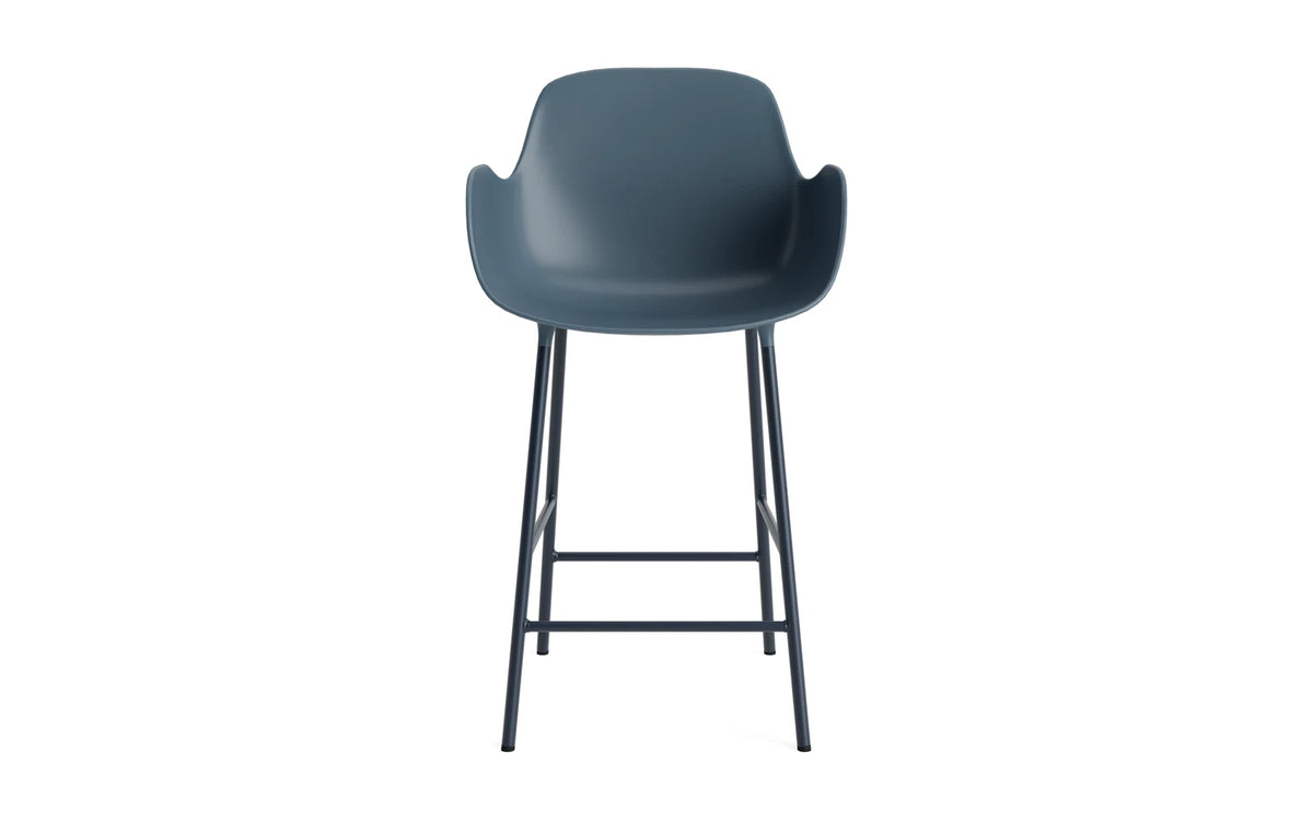 Form Barstuhl mit Armlehne 65 cm Stahl/ Blau in Blau präsentiert im Onlineshop von KAQTU Design AG. Barstuhl ist von Normann Copenhagen