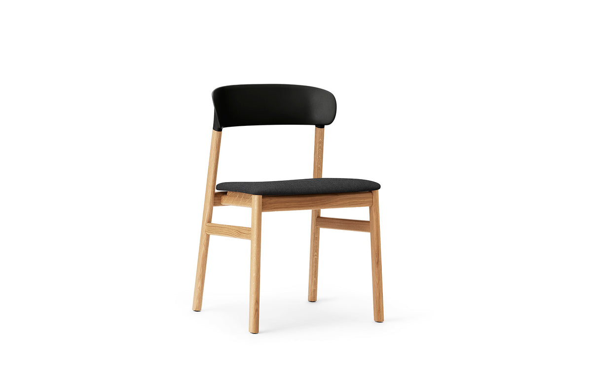 Herit Stuhl gepolstert in Remix schwarz präsentiert im Onlineshop von KAQTU Design AG. Stuhl ist von Normann Copenhagen