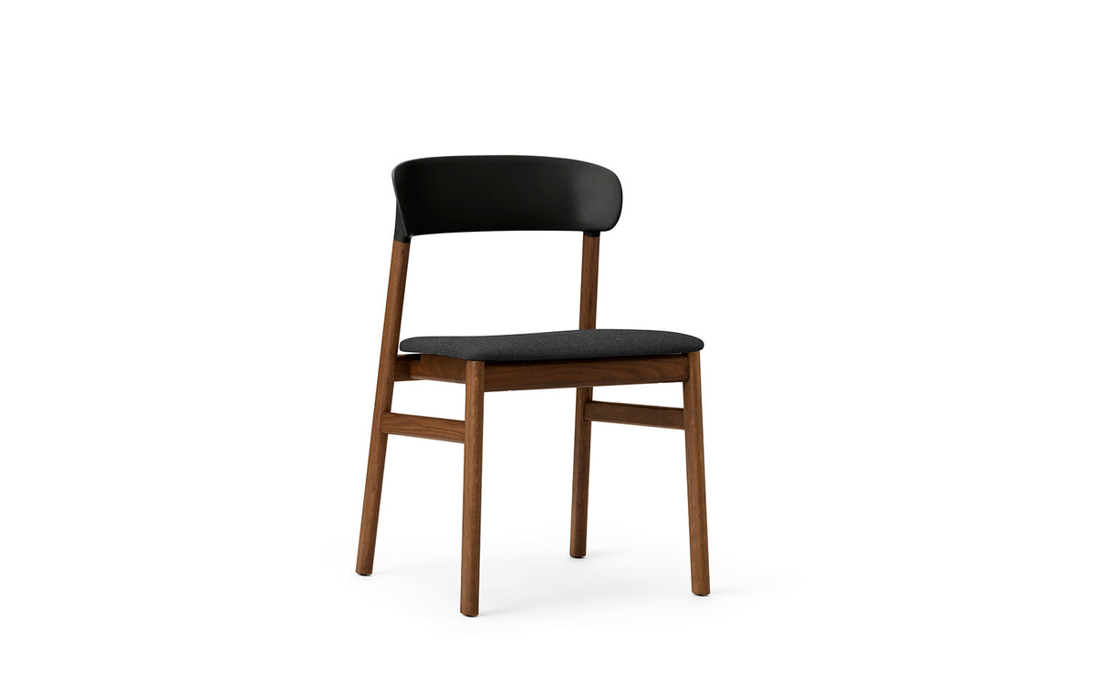 Herit Stuhl gepolstert in Remix schwarz präsentiert im Onlineshop von KAQTU Design AG. Stuhl ist von Normann Copenhagen