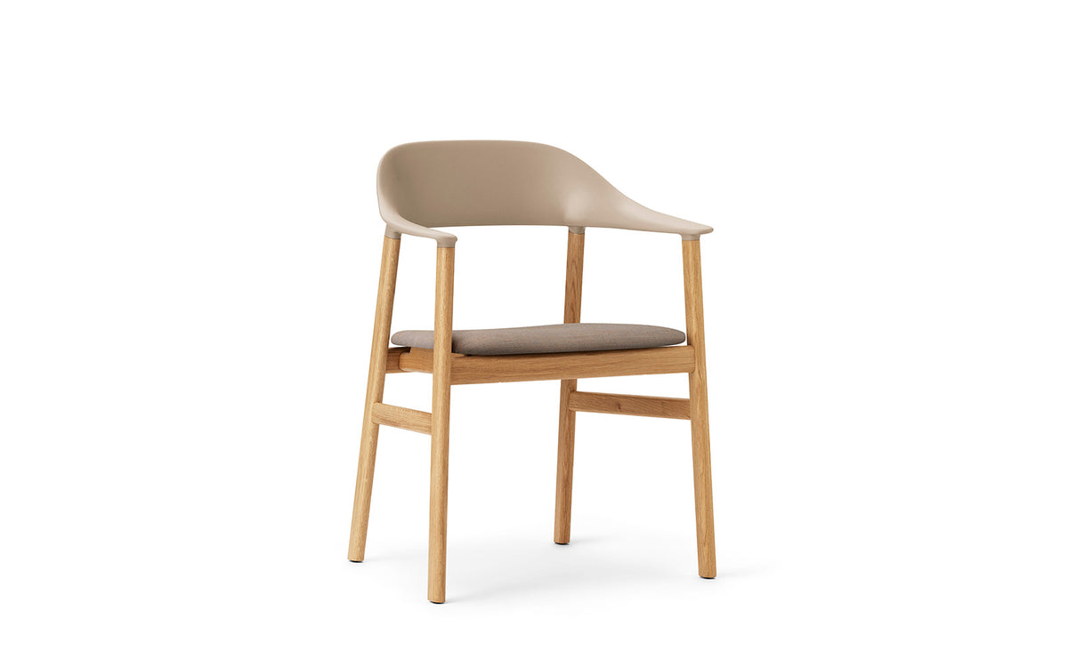Herit Armlehnstuhl gepolstert  in Remix Sand präsentiert im Onlineshop von KAQTU Design AG. Stuhl mit Armlehne ist von Normann Copenhagen
