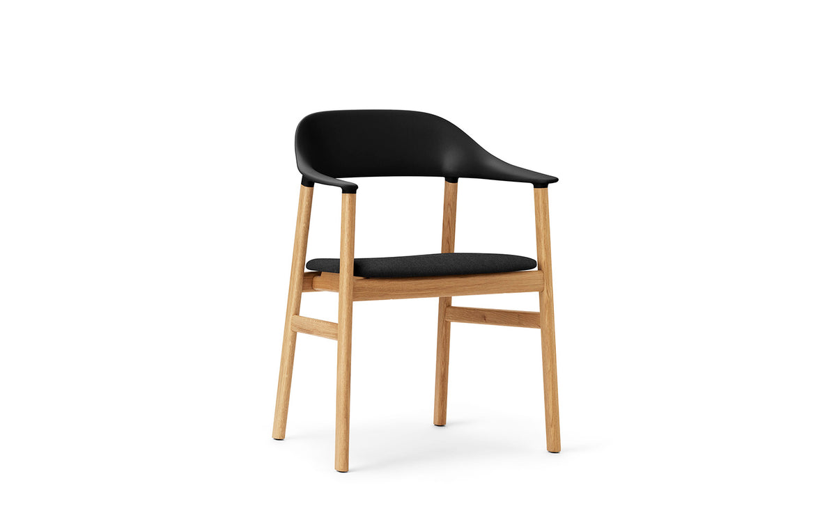Herit Armlehnstuhl gepolstert  in Remix schwarz präsentiert im Onlineshop von KAQTU Design AG. Stuhl mit Armlehne ist von Normann Copenhagen