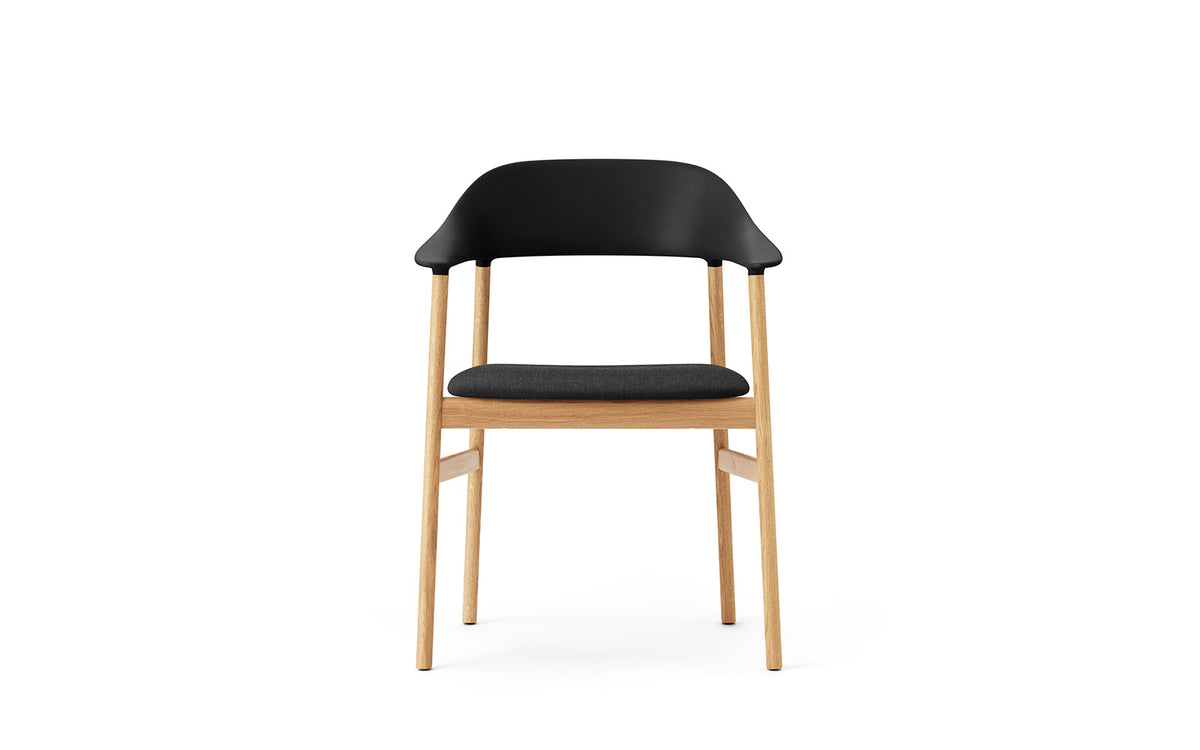 Herit Armlehnstuhl gepolstert  in Remix schwarz präsentiert im Onlineshop von KAQTU Design AG. Stuhl mit Armlehne ist von Normann Copenhagen