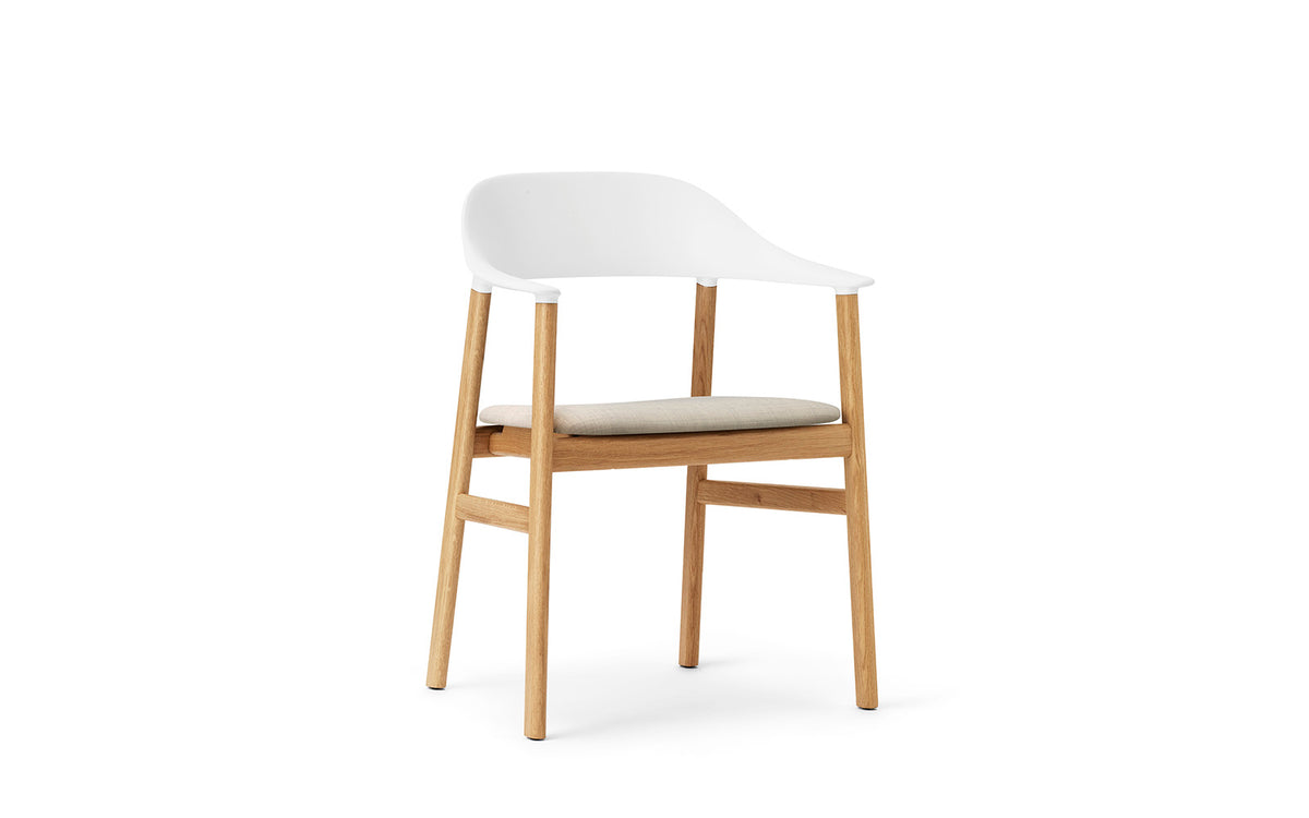 Herit Armlehnstuhl gepolstert  in Remix weiß präsentiert im Onlineshop von KAQTU Design AG. Stuhl mit Armlehne ist von Normann Copenhagen