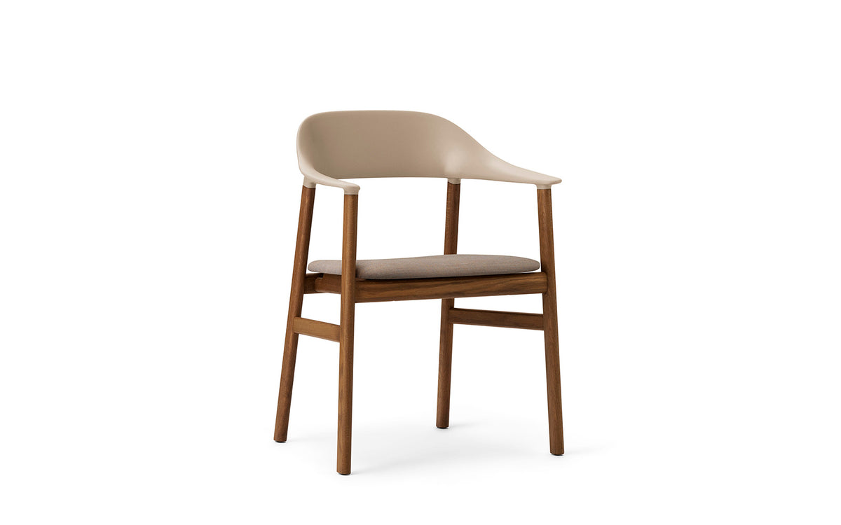 Herit Armlehnstuhl gepolstert  in Remix Sand präsentiert im Onlineshop von KAQTU Design AG. Stuhl mit Armlehne ist von Normann Copenhagen