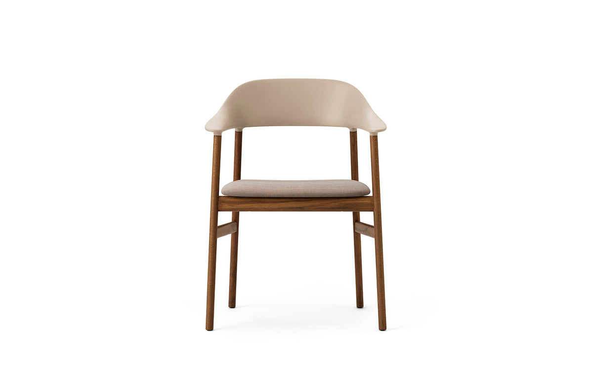 Herit Armlehnstuhl gepolstert  in Remix Sand präsentiert im Onlineshop von KAQTU Design AG. Stuhl mit Armlehne ist von Normann Copenhagen