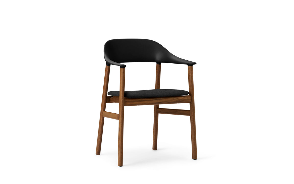 Herit Armlehnstuhl gepolstert  in Remix schwarz präsentiert im Onlineshop von KAQTU Design AG. Stuhl mit Armlehne ist von Normann Copenhagen