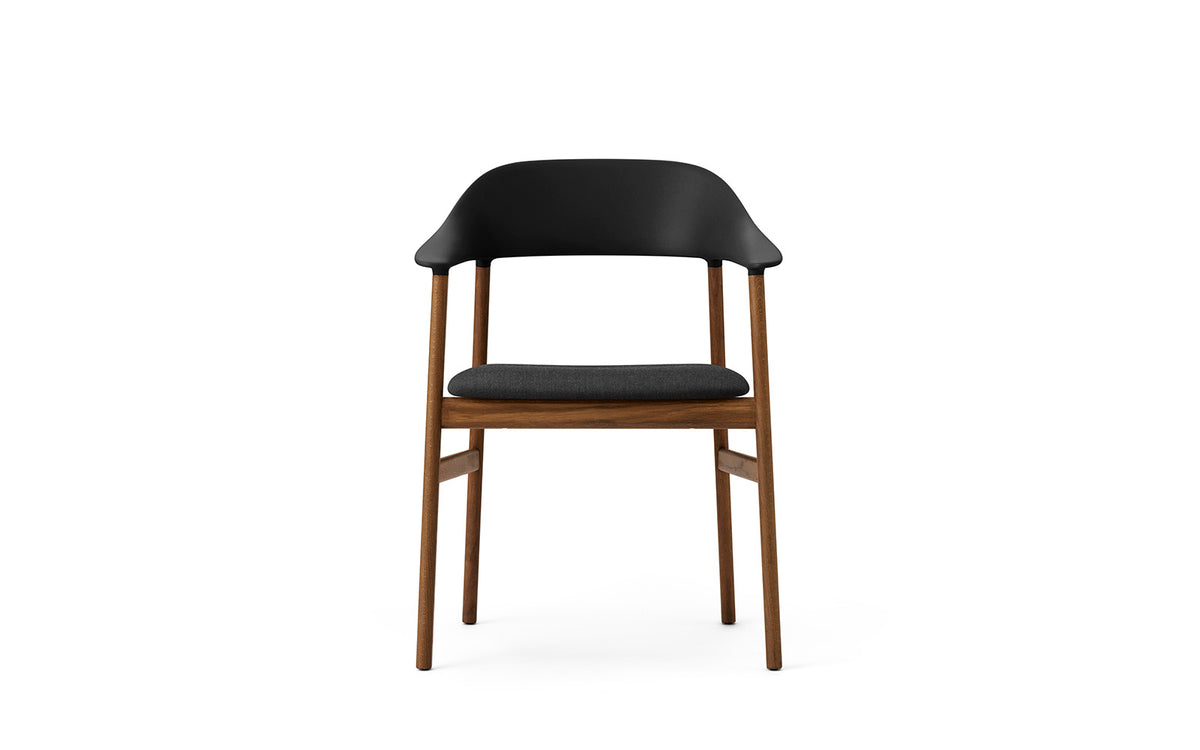 Herit Armlehnstuhl gepolstert  in Remix schwarz präsentiert im Onlineshop von KAQTU Design AG. Stuhl mit Armlehne ist von Normann Copenhagen
