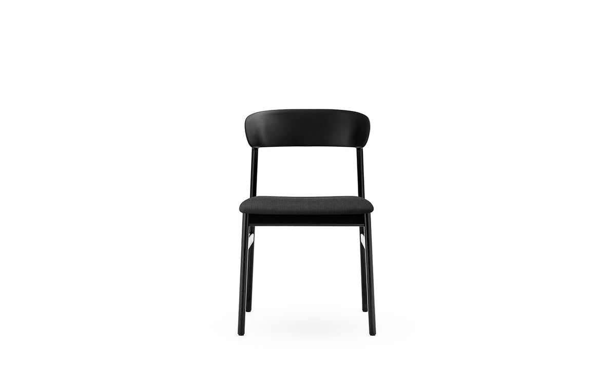 Herit Stuhl gepolstert in Remix schwarz präsentiert im Onlineshop von KAQTU Design AG. Stuhl ist von Normann Copenhagen