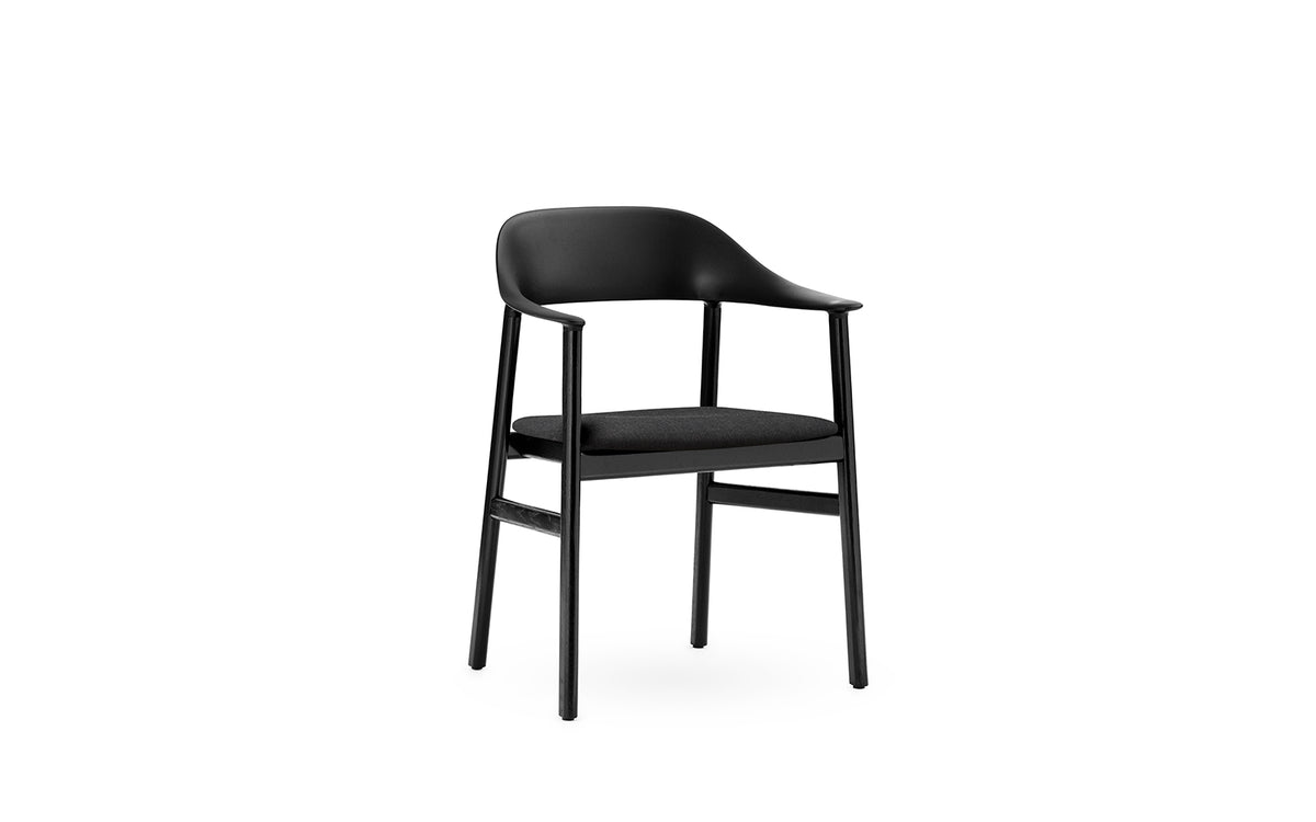 Herit Armlehnstuhl gepolstert  in Remix schwarz präsentiert im Onlineshop von KAQTU Design AG. Stuhl mit Armlehne ist von Normann Copenhagen