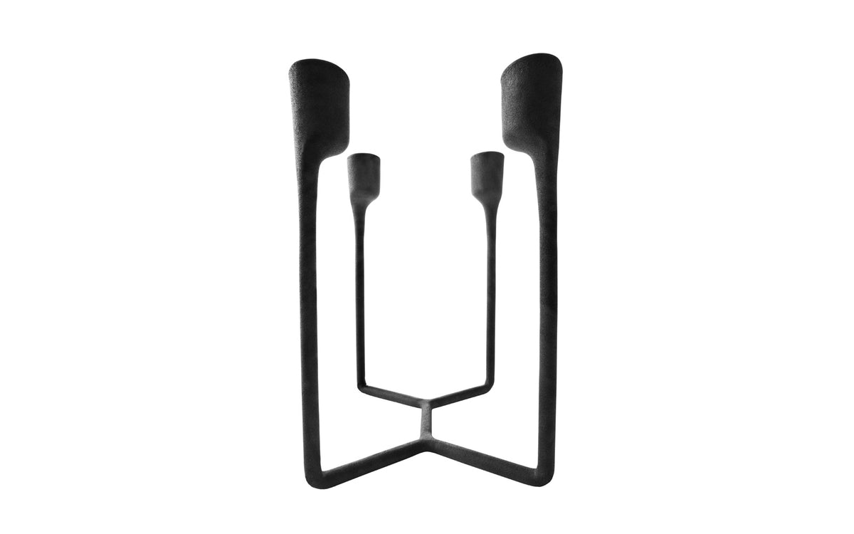 Schwarzer Kerzenleuchter Heima aus Gusseisen mit runder, unebener Oberfläche, gefertigt von Normann Copenhagen, für Stumpenkerzen geeignet.
