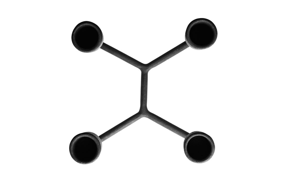 Schwarzer Kerzenleuchter Heima aus Gusseisen mit runder, unebener Oberfläche, gefertigt von Normann Copenhagen, für Stumpenkerzen geeignet.