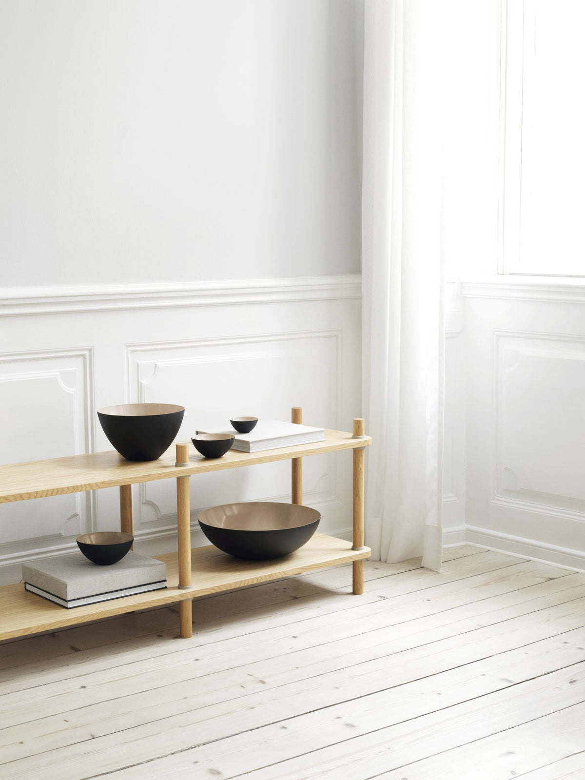 Runde Schale aus hochglanzpoliertem Edelstahl in Sand, Krenit Serie von Normann Copenhagen, Durchmesser 38 cm, Höhe 12 cm.