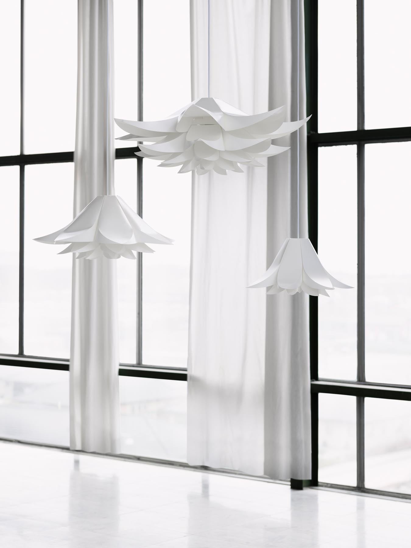Die Norm 06 Lampe Groß von Normann Copenhagen begeistert mit ihrem einzigartigen, skulpturalen Design und schafft eine einladende Atmosphäre in jedem Raum.