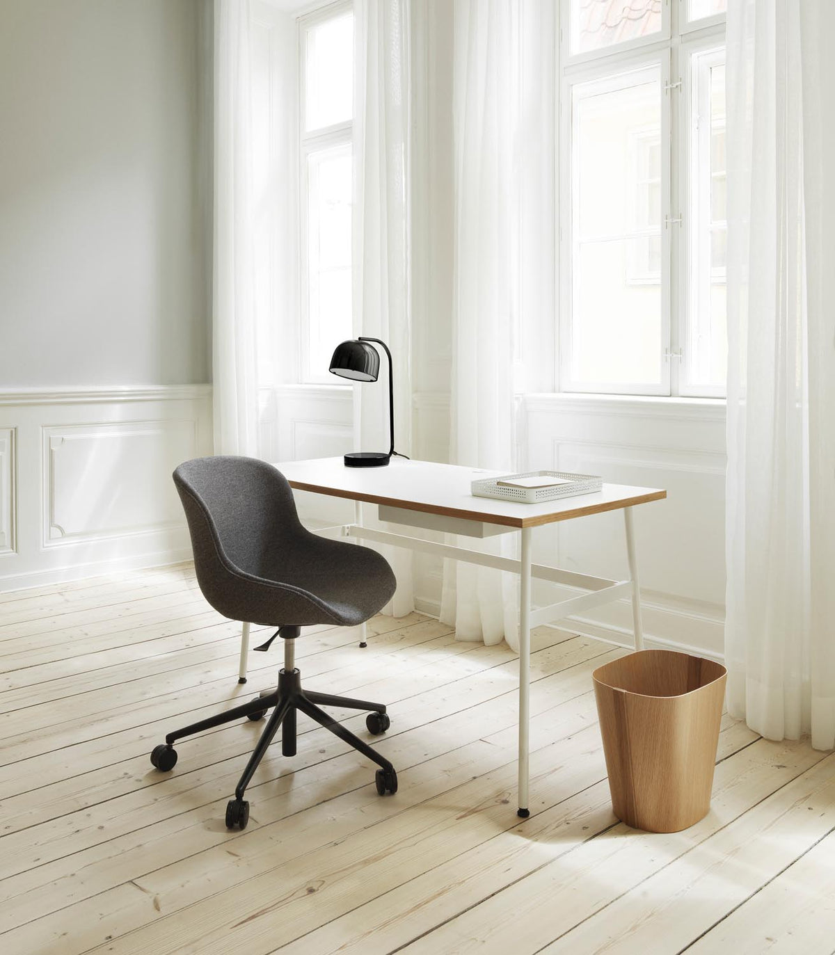 Grant Tischlampe EU in  präsentiert im Onlineshop von KAQTU Design AG. Tischleuchte ist von Normann Copenhagen