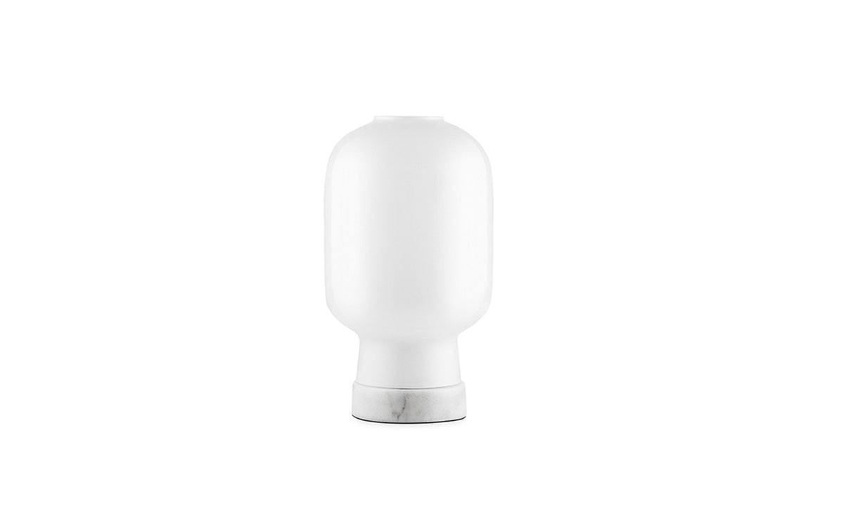 Amp Tischlampe EU weiss/weiss in weiss/weiss präsentiert im Onlineshop von KAQTU Design AG. Tischleuchte ist von Normann Copenhagen