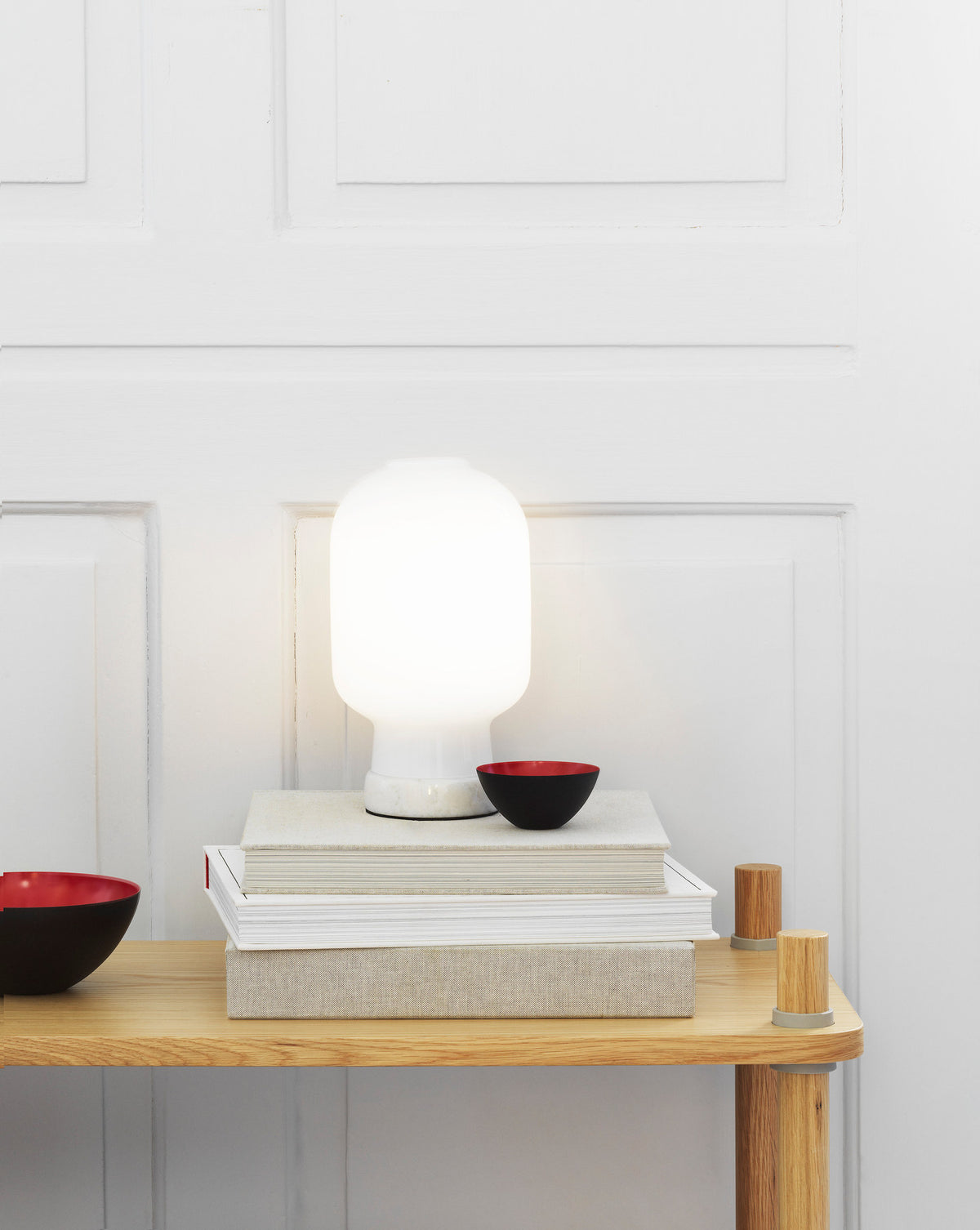 Amp Tischlampe EU weiss/weiss in weiss/weiss präsentiert im Onlineshop von KAQTU Design AG. Tischleuchte ist von Normann Copenhagen