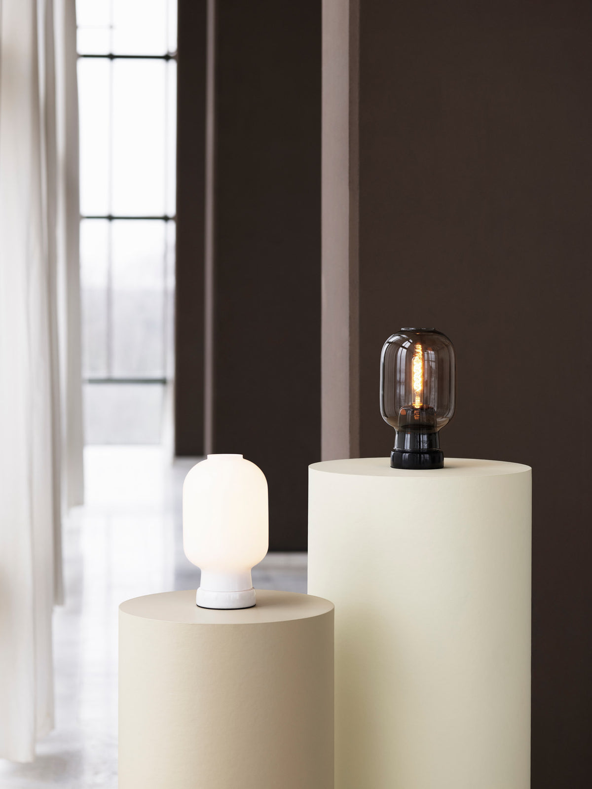 Amp Tischlampe EU weiss/weiss in weiss/weiss präsentiert im Onlineshop von KAQTU Design AG. Tischleuchte ist von Normann Copenhagen