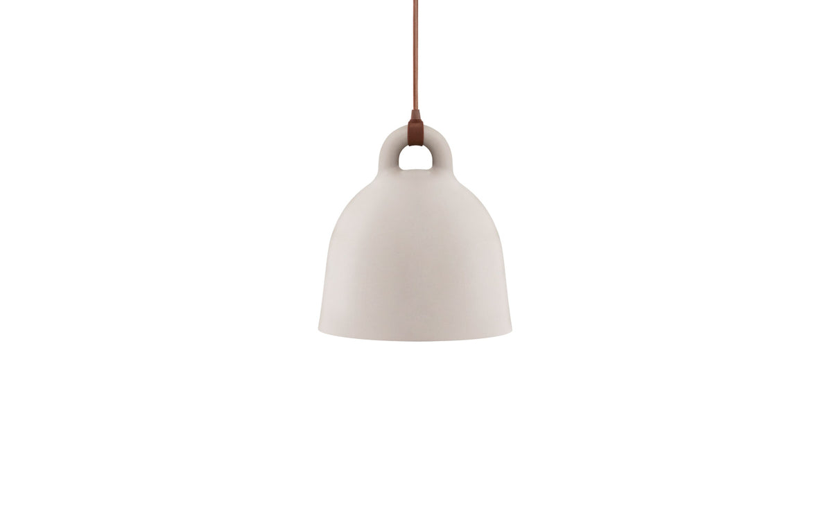 Bell Lampe klein EU in Sand präsentiert im Onlineshop von KAQTU Design AG. Pendelleuchte ist von Normann Copenhagen