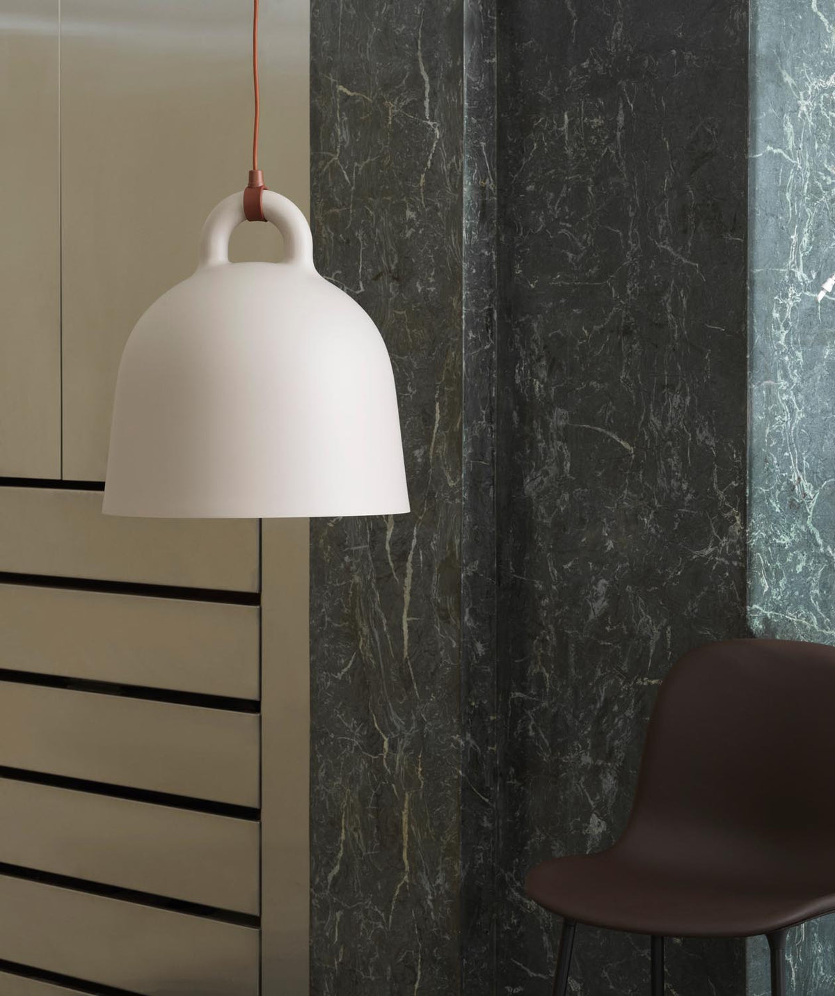 Bell Lampe gross EU  in  präsentiert im Onlineshop von KAQTU Design AG. Pendelleuchte ist von Normann Copenhagen