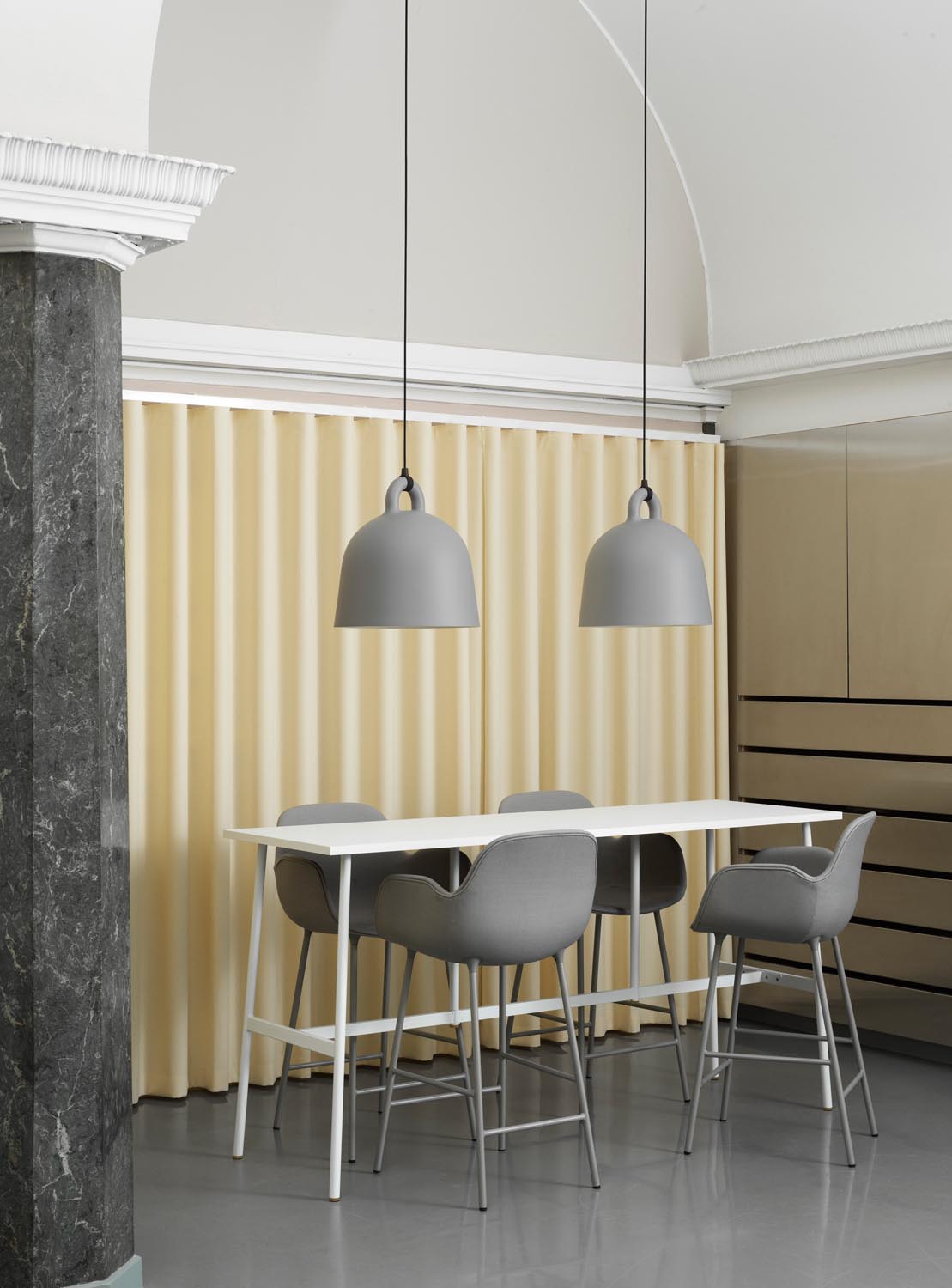 Bell Lampe medium EU  in  präsentiert im Onlineshop von KAQTU Design AG. Pendelleuchte ist von Normann Copenhagen