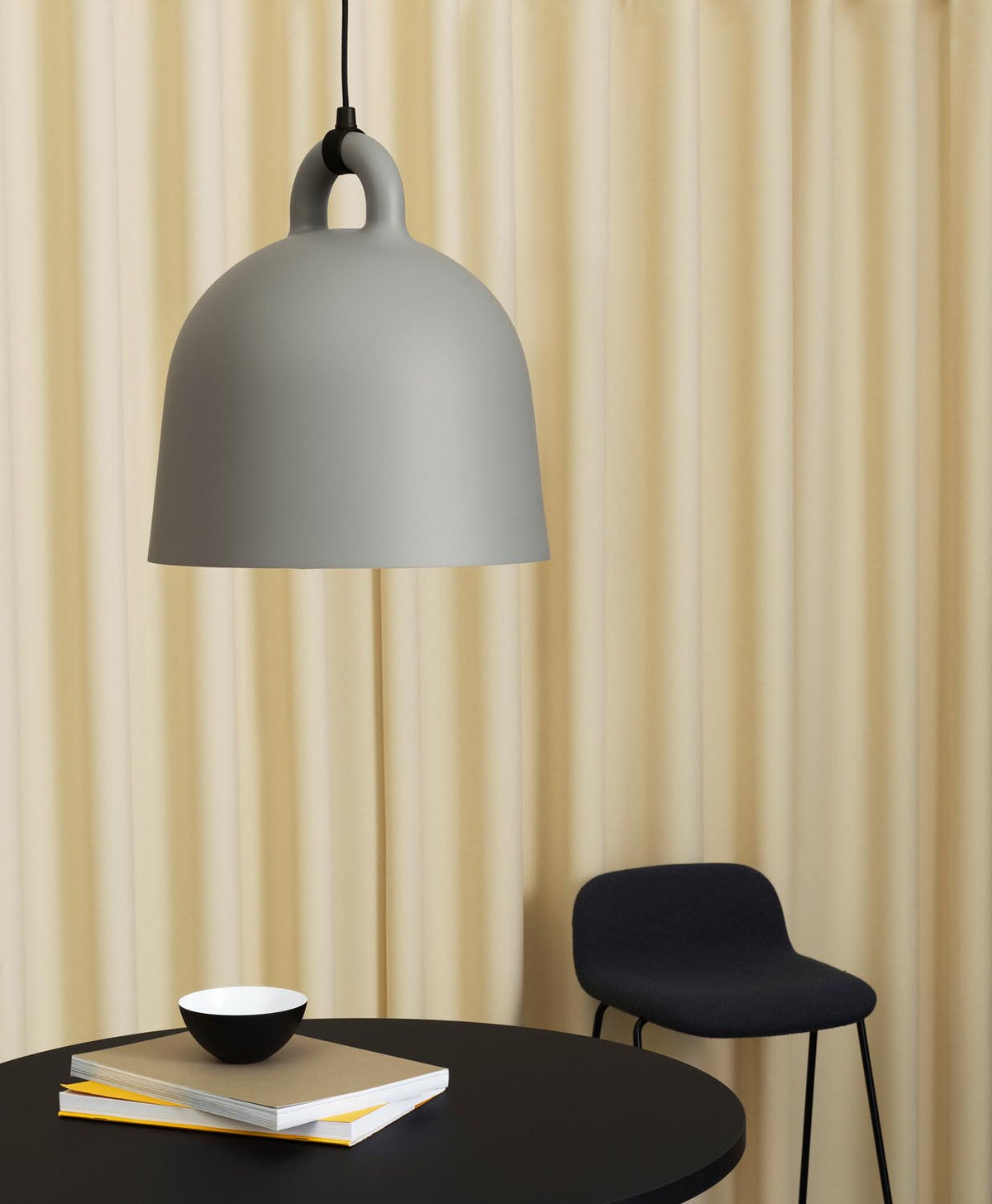 Bell Lampe gross EU  in  präsentiert im Onlineshop von KAQTU Design AG. Pendelleuchte ist von Normann Copenhagen