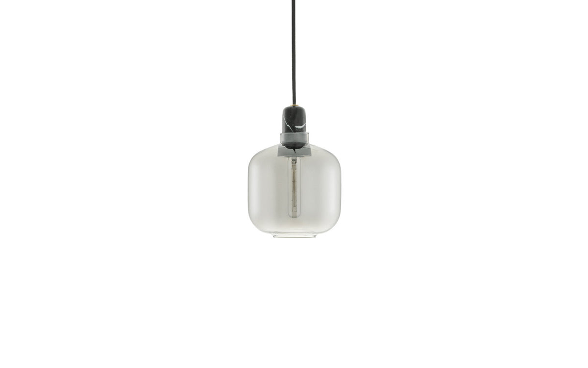Amp Lampe klein EU in Rauchschwarz präsentiert im Onlineshop von KAQTU Design AG. Pendelleuchte ist von Normann Copenhagen