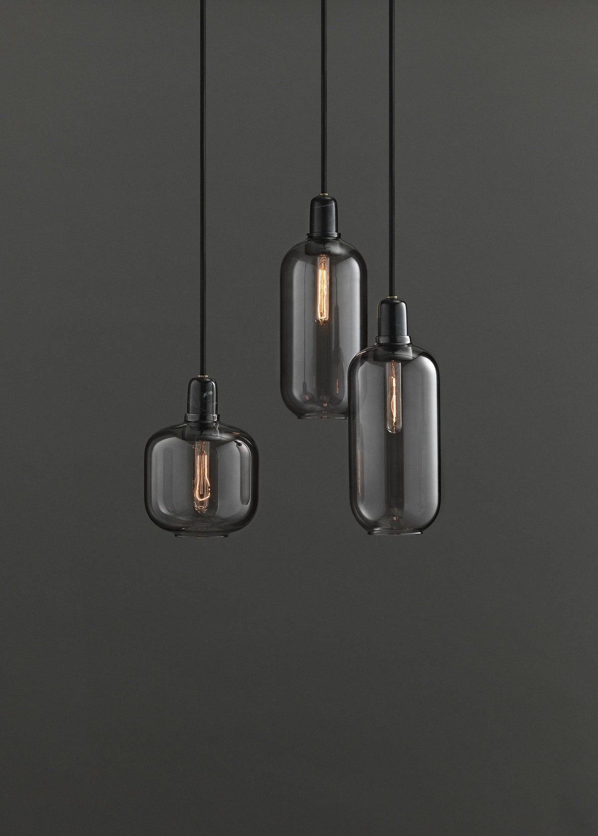 Amp Lampe gross EU in Rauchschwarz präsentiert im Onlineshop von KAQTU Design AG. Pendelleuchte ist von Normann Copenhagen