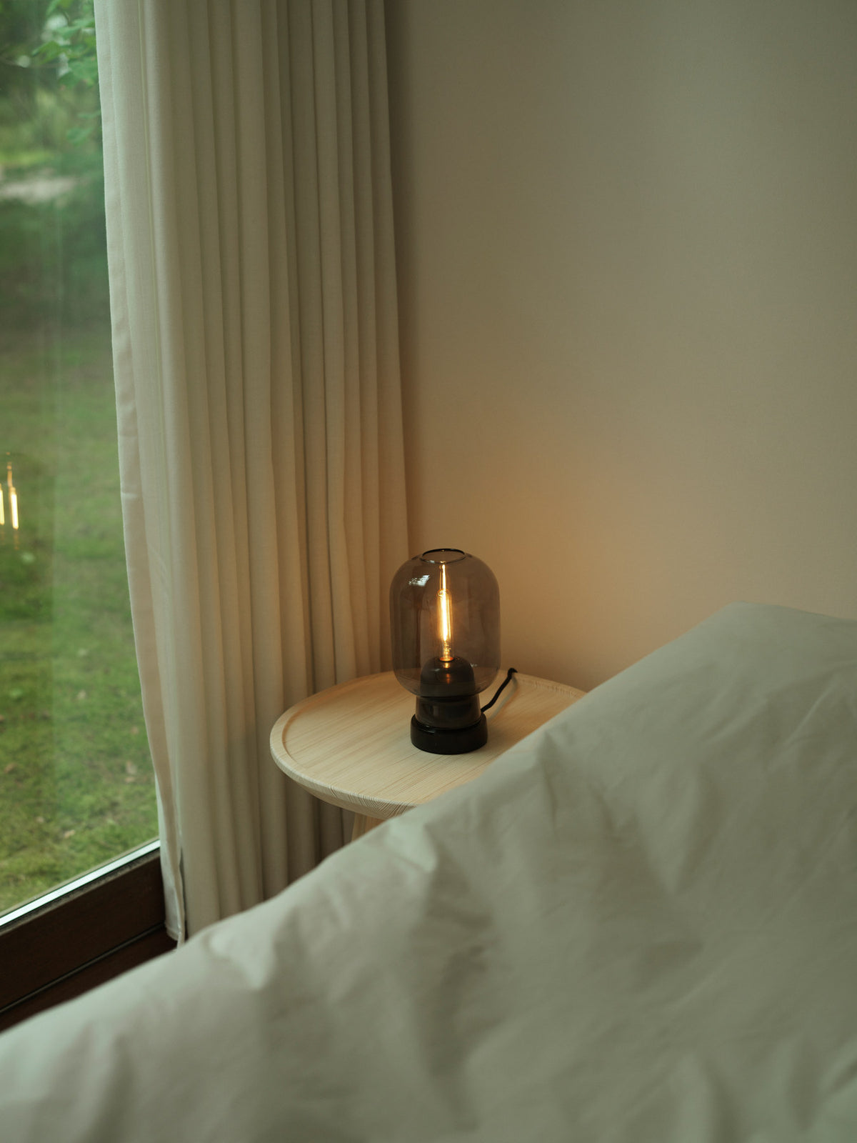 Amp Tischlampe EU rauchschwarz in Rauchschwarz präsentiert im Onlineshop von KAQTU Design AG. Tischleuchte ist von Normann Copenhagen