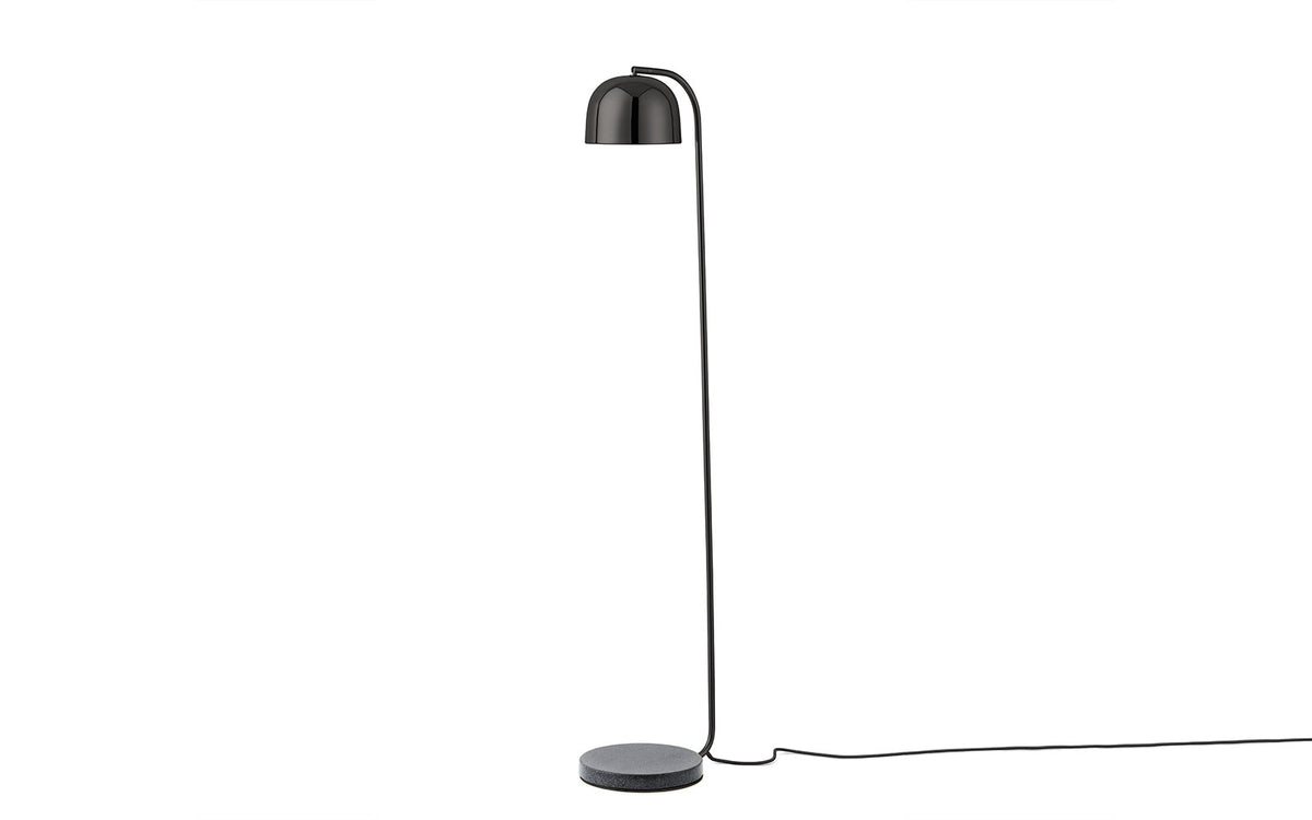 Grant Floor Lamp von Normann Copenhagen: schwarze Stehleuchte mit schlankem Stab, neigbarem Leuchtenkopf und textilummanteltem Kabel.