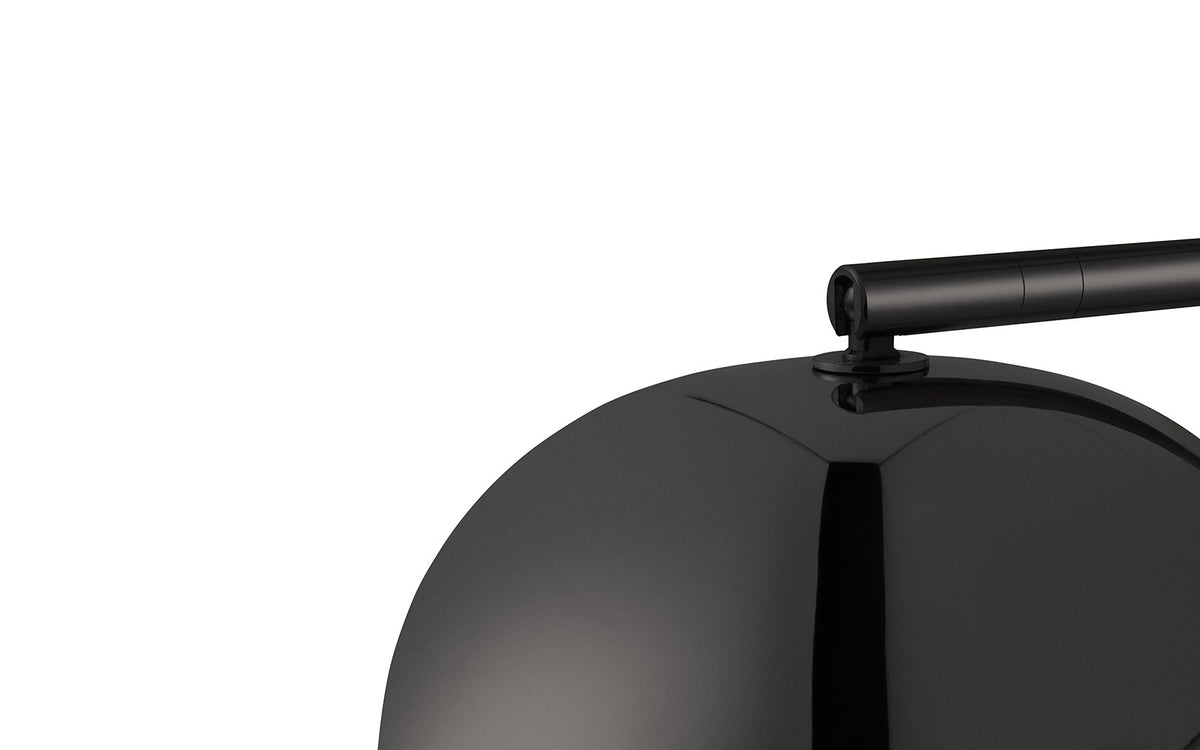 Wandleuchte Grant EU von Normann Copenhagen: Granit-Sockel in Metallic, schlanker Metallarm mit rundem Lampenschirm an Kugelgelenk.
