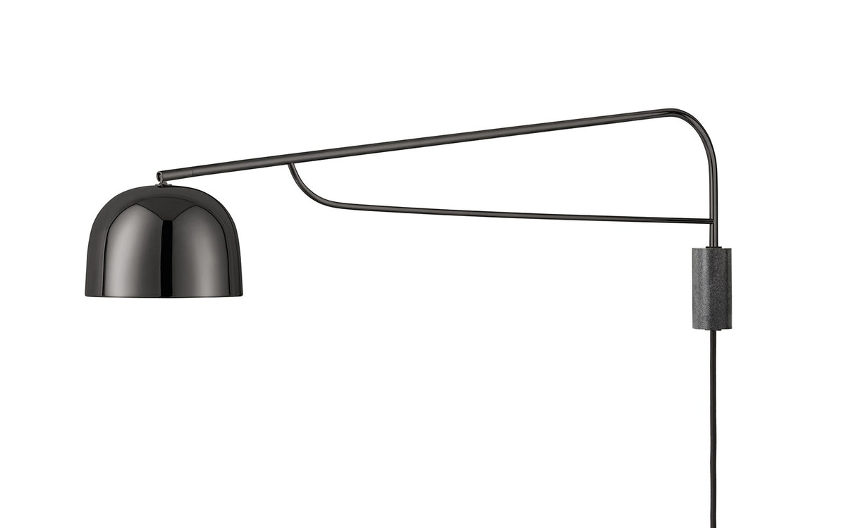 Wandleuchte Grant EU von Normann Copenhagen: Granit-Sockel in Metallic, schlanker Metallarm mit rundem Lampenschirm an Kugelgelenk.