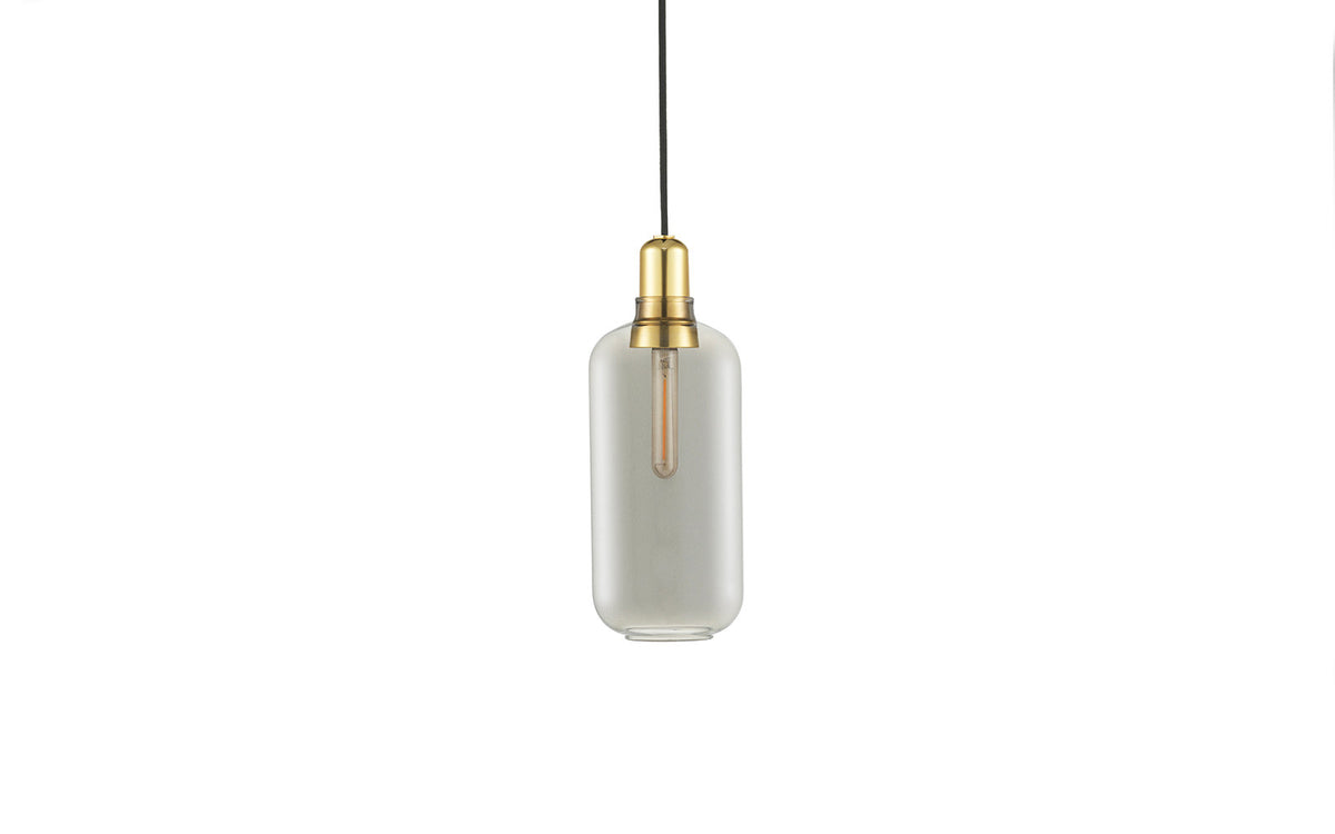 Amp Lampe gross EU in Rauch/Messing präsentiert im Onlineshop von KAQTU Design AG. Pendelleuchte ist von Normann Copenhagen