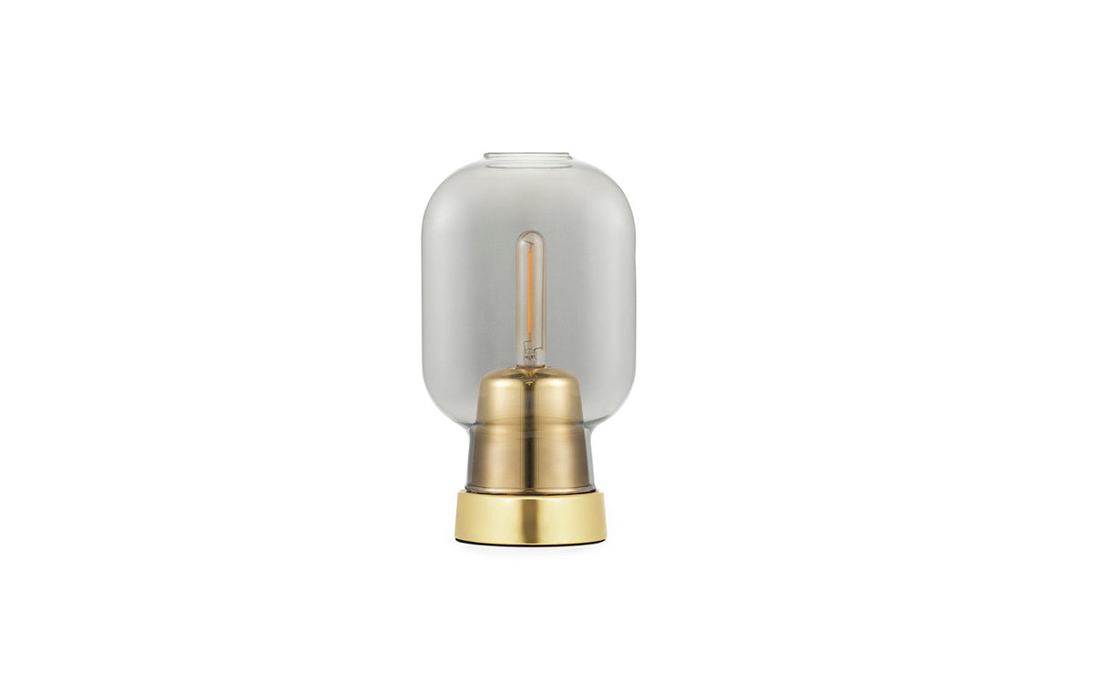 Amp Tischlampe EU Rauch/Messing in Rauch/Messing präsentiert im Onlineshop von KAQTU Design AG. Tischleuchte ist von Normann Copenhagen