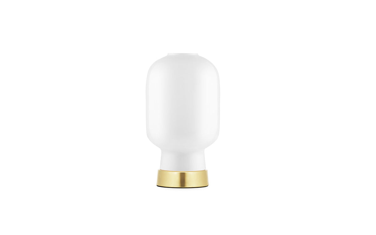 Amp Tischlampe EU weiss/Messing in Weiss/Messing präsentiert im Onlineshop von KAQTU Design AG. Tischleuchte ist von Normann Copenhagen