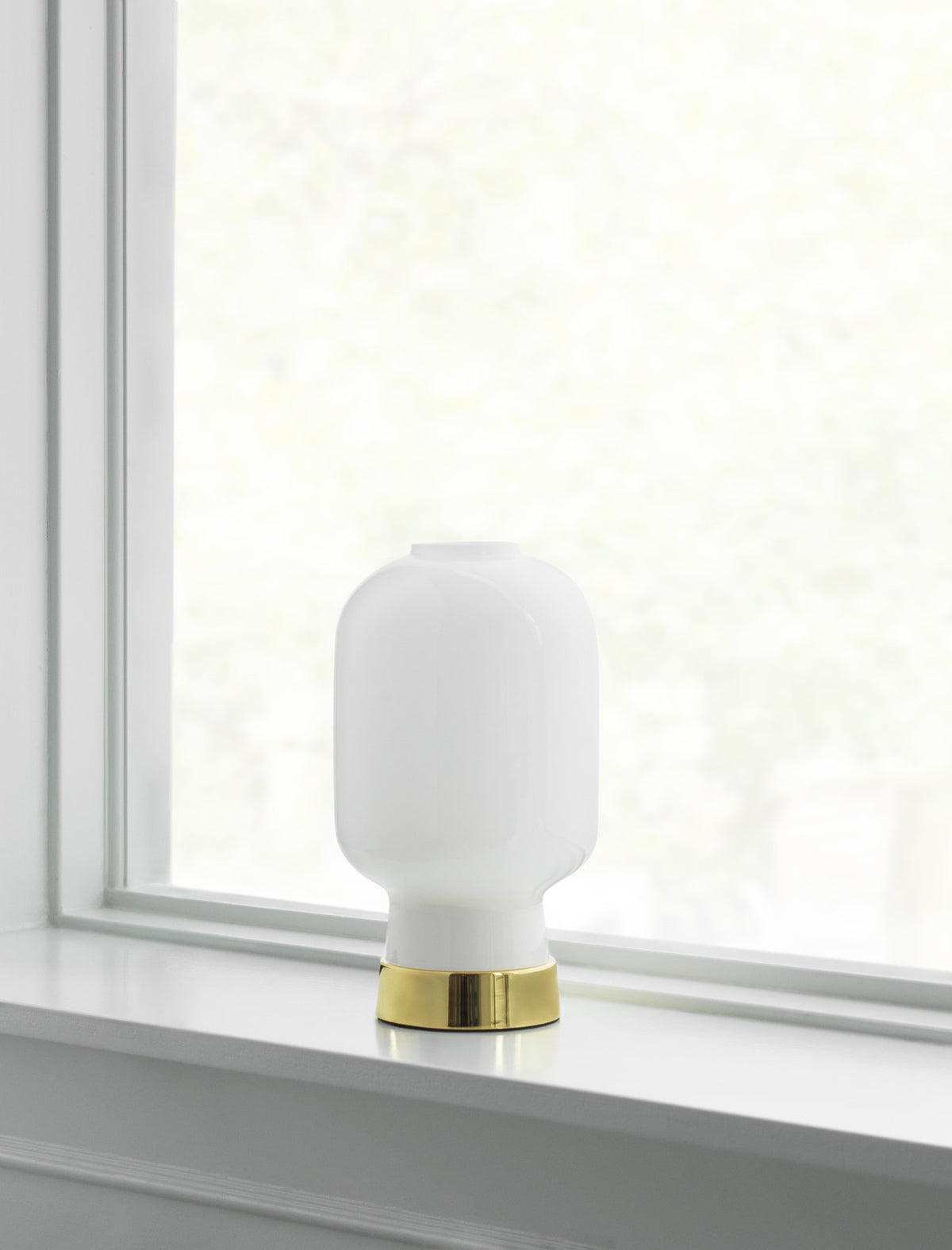 Amp Tischlampe EU weiss/Messing in Weiss/Messing präsentiert im Onlineshop von KAQTU Design AG. Tischleuchte ist von Normann Copenhagen