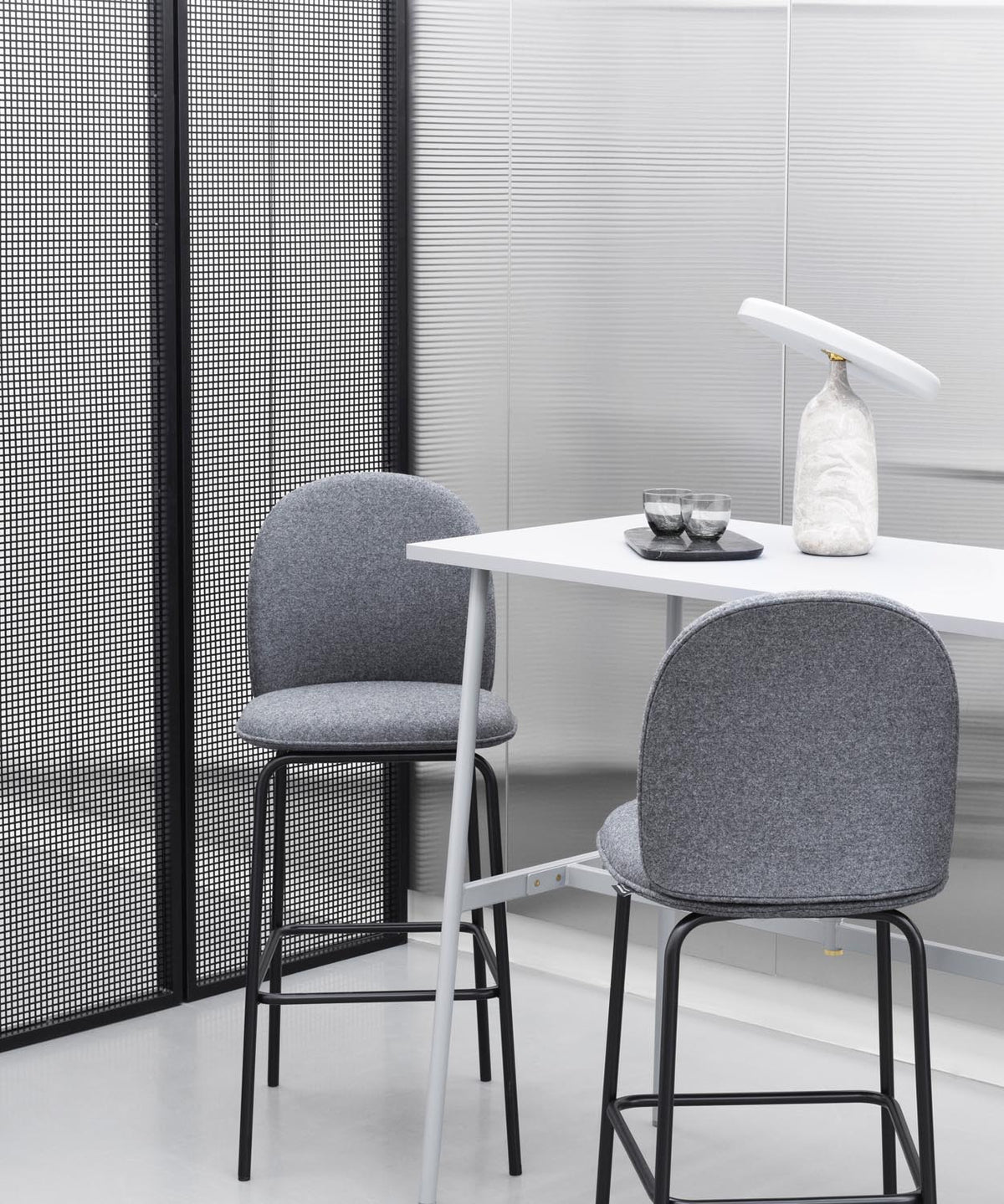 Eddy Tischlampe EU in Weiss präsentiert im Onlineshop von KAQTU Design AG. Tischleuchte ist von Normann Copenhagen