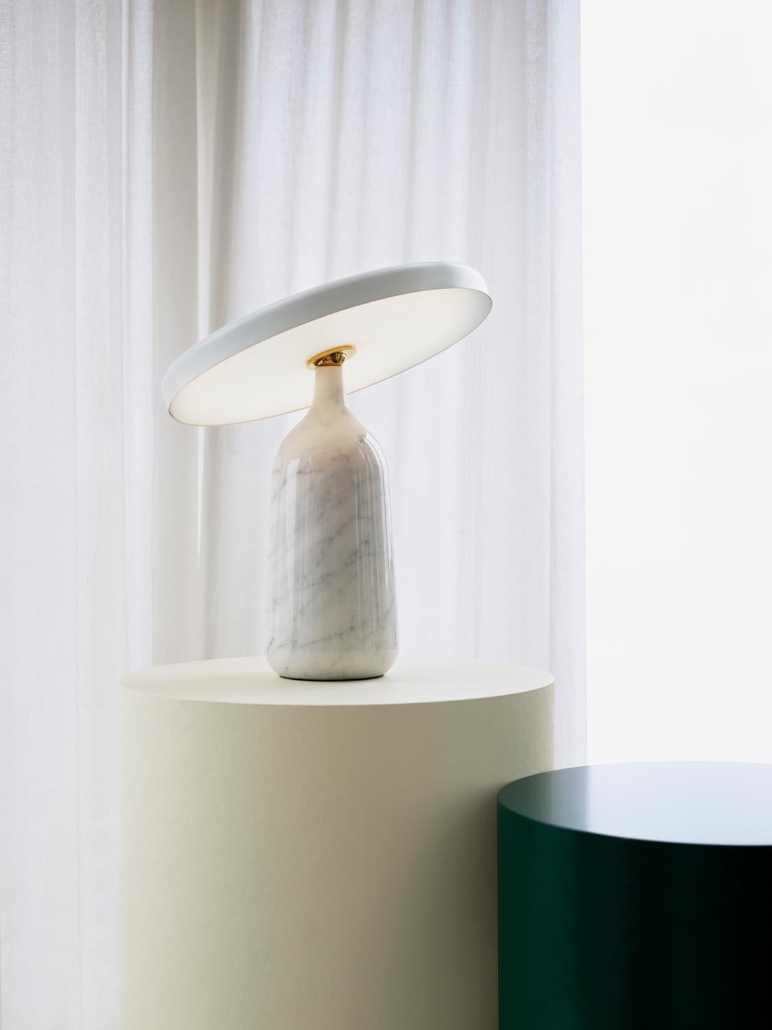Eddy Tischlampe EU in Weiss präsentiert im Onlineshop von KAQTU Design AG. Tischleuchte ist von Normann Copenhagen
