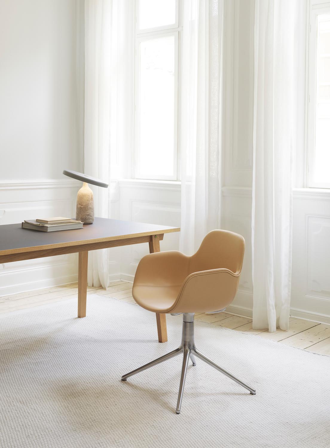 Eddy Tischlampe EU in Grau präsentiert im Onlineshop von KAQTU Design AG. Tischleuchte ist von Normann Copenhagen