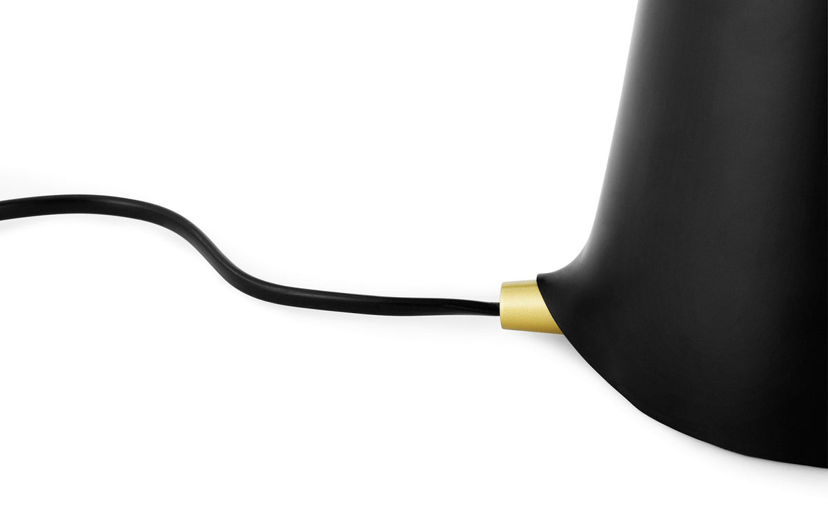 Shelter Tischlampe EU in Schwarz präsentiert im Onlineshop von KAQTU Design AG. Tischleuchte ist von Normann Copenhagen