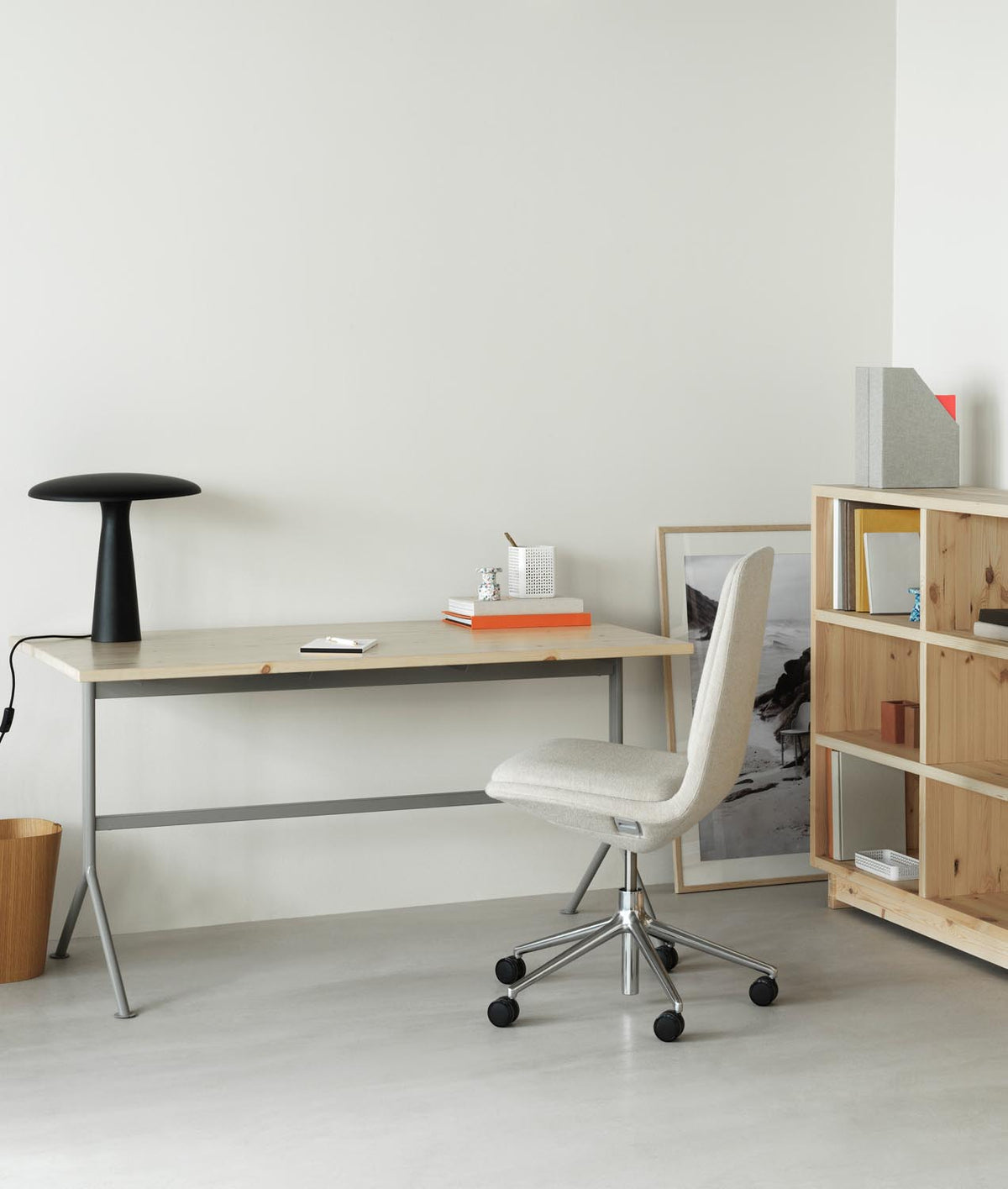 Shelter Tischlampe EU in  präsentiert im Onlineshop von KAQTU Design AG. Tischleuchte ist von Normann Copenhagen