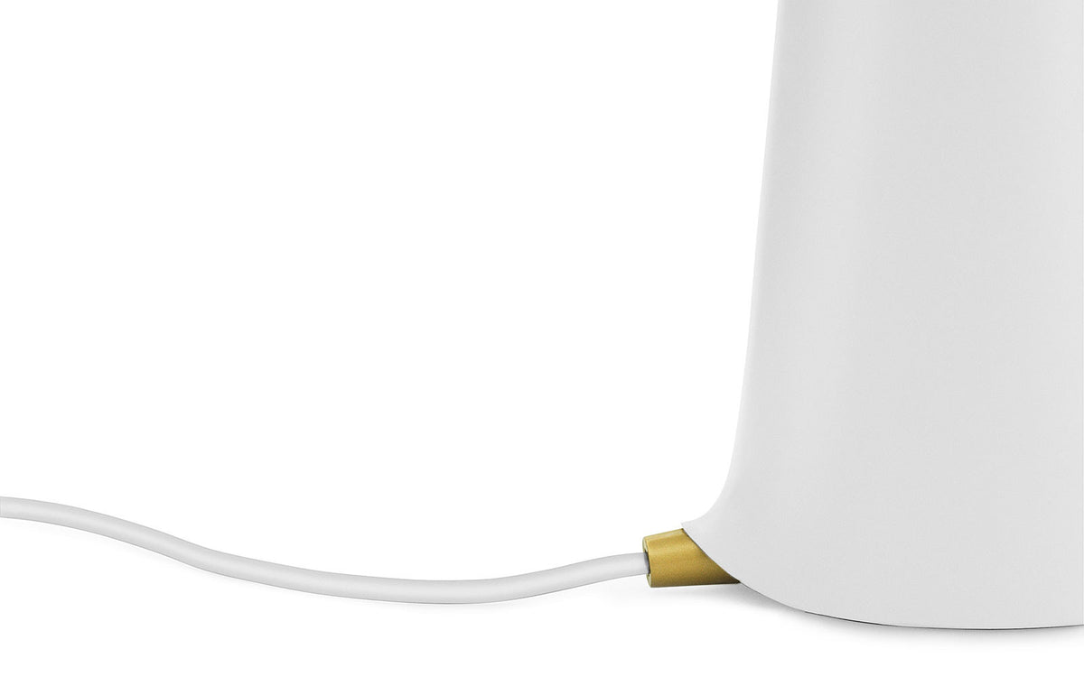 Shelter Tischlampe EU in Weiss präsentiert im Onlineshop von KAQTU Design AG. Tischleuchte ist von Normann Copenhagen