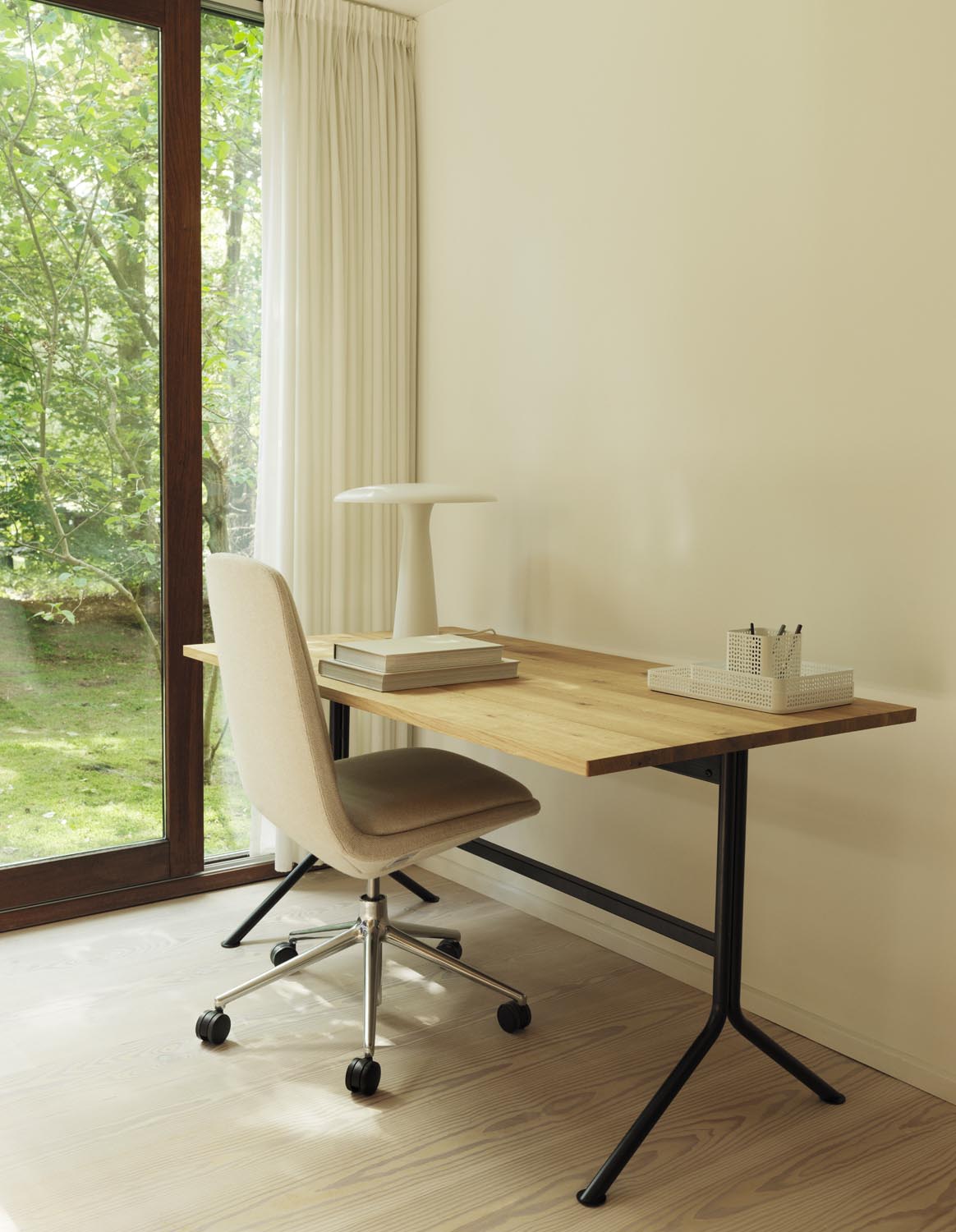 Shelter Tischlampe EU in  präsentiert im Onlineshop von KAQTU Design AG. Tischleuchte ist von Normann Copenhagen