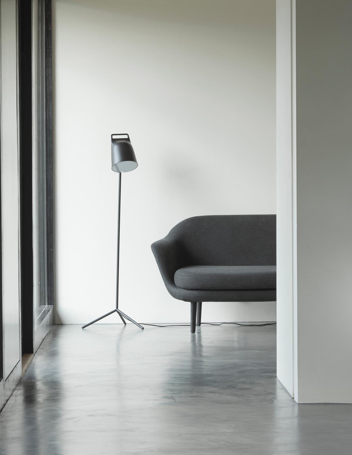 Stage Bodenleuchte EU schwarz in  präsentiert im Onlineshop von KAQTU Design AG. Stehleuchte ist von Normann Copenhagen
