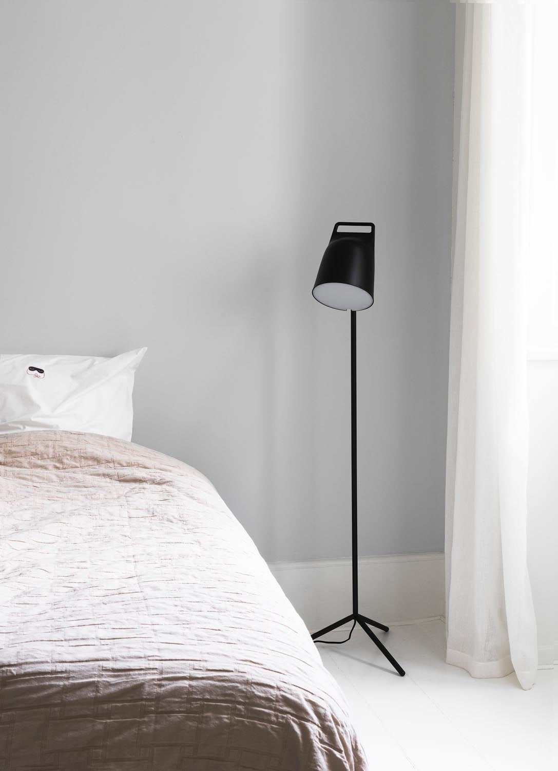 Stage Bodenleuchte EU schwarz in  präsentiert im Onlineshop von KAQTU Design AG. Stehleuchte ist von Normann Copenhagen
