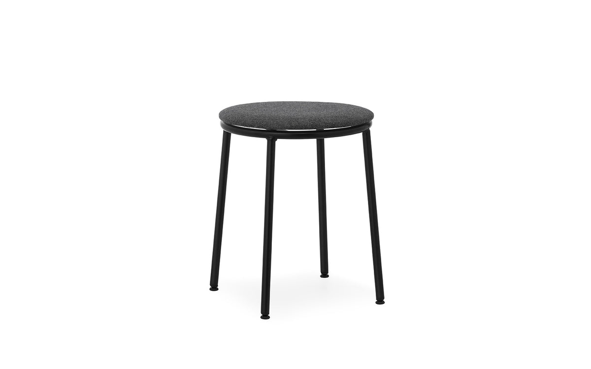 Circa Hocker gepolstert Main Line Flax in MLF16 präsentiert im Onlineshop von KAQTU Design AG. Hocker ist von Normann Copenhagen