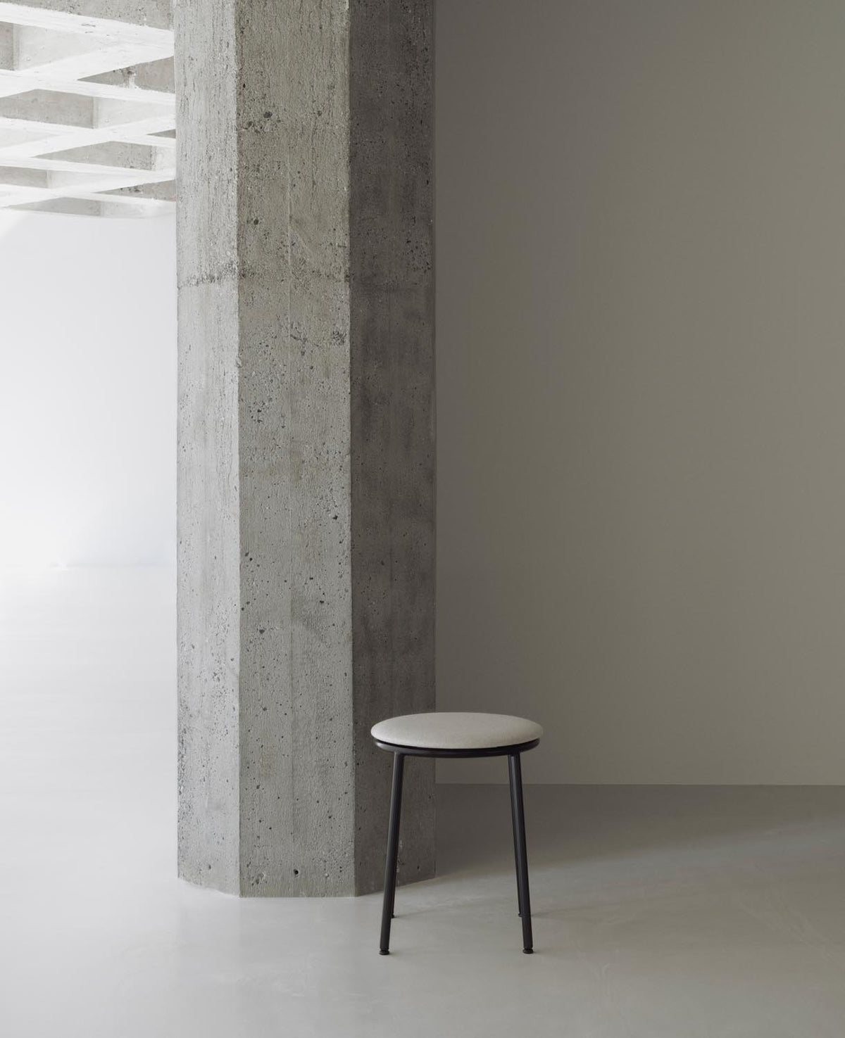 Circa Hocker gepolstert Main Line Flax in MLF16 präsentiert im Onlineshop von KAQTU Design AG. Hocker ist von Normann Copenhagen
