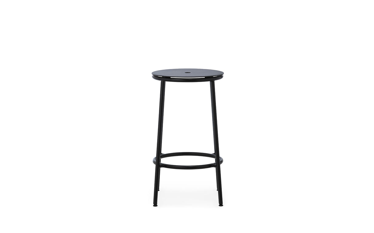 Circa Barhocker in Schwarzes Aluminium präsentiert im Onlineshop von KAQTU Design AG. Barhocker ist von Normann Copenhagen