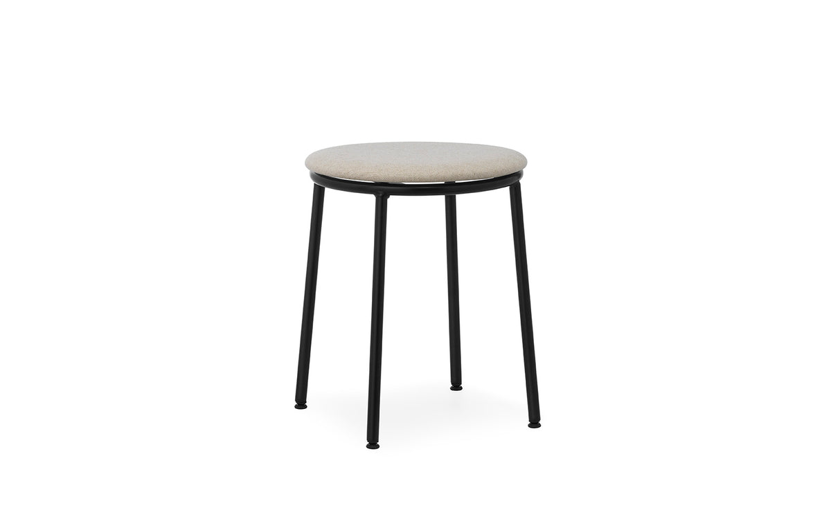 Circa Hocker gepolstert Main Line Flax in MLF20 präsentiert im Onlineshop von KAQTU Design AG. Hocker ist von Normann Copenhagen