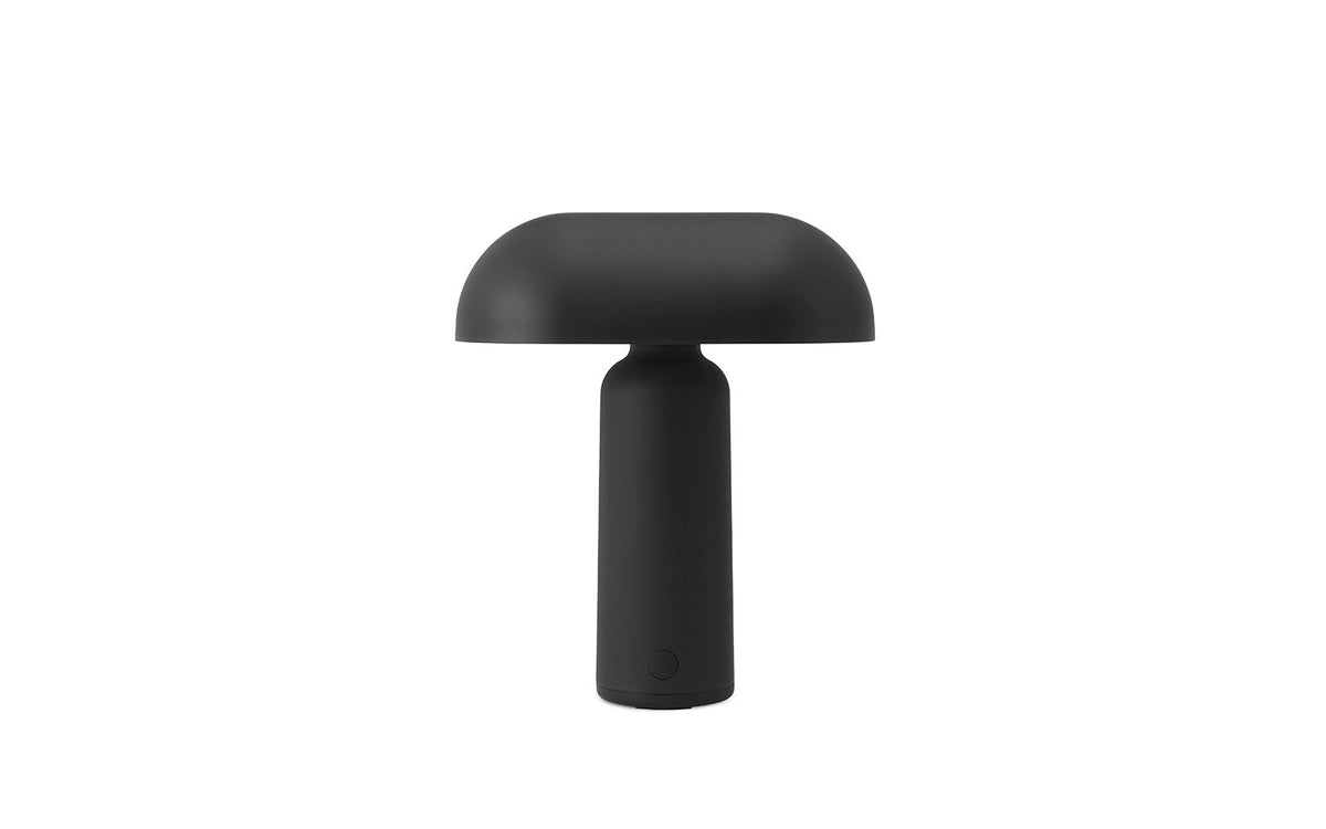 Porta Tischlampe Schwarz in Schwarz präsentiert im Onlineshop von KAQTU Design AG. Tischleuchte ist von Normann Copenhagen